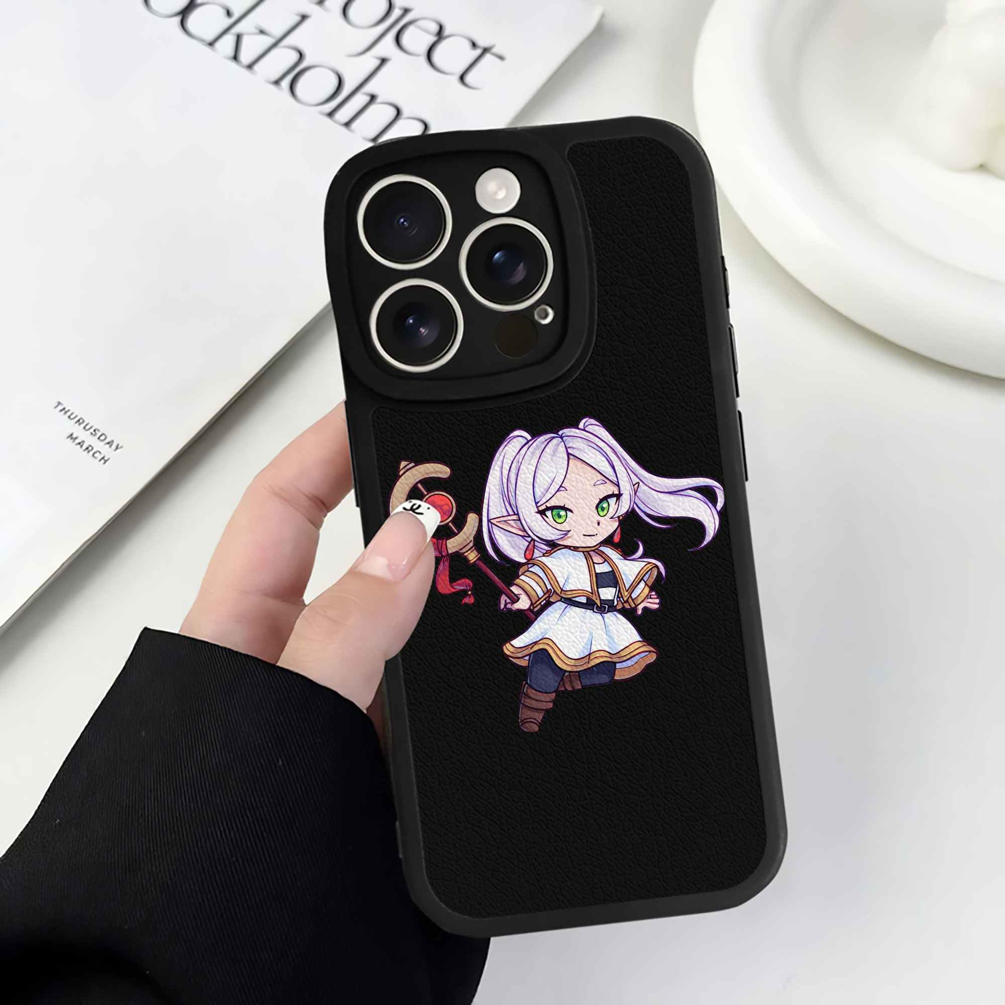 （画像用） 葬送のフリーレン Frieren 【iPhone 16シリーズ対応】シリコンスマホケース（レザー調） 材質：シリコン